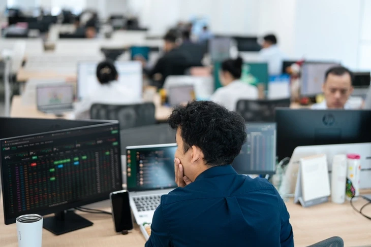 VN-Index 'hụt hẫng' cuối phiên: DGC tiếp tục nằm sàn, STB giảm sâu