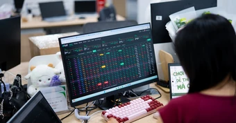 VN-Index ‘lượn sóng’ trong phiên giao dịch đầu tiên sau tin chiến sự Iran