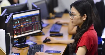 VN-Index tăng mạnh nhất châu Á, nhưng vẫn 'đỏ lòng' dù bật hơn 22 điểm