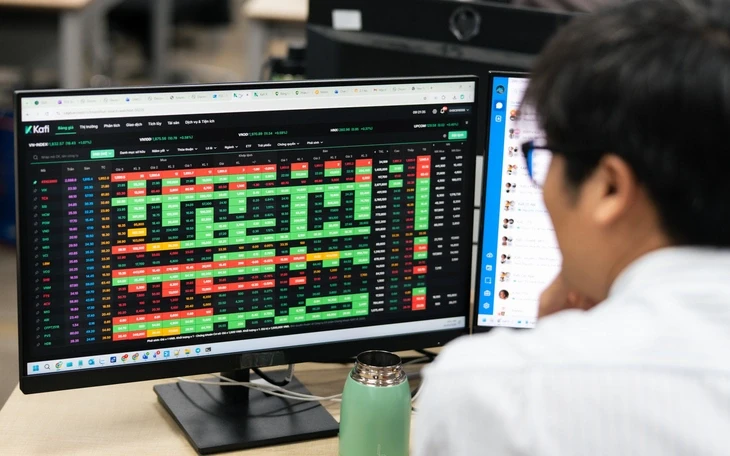 VN-Index vượt đỉnh rồi lao dốc gần 20 điểm, cổ phiếu họ GELEX thăng hoa VN-Index vượt đỉnh rồi lao dốc gần 20 điểm, cổ phiếu họ GELEX thăng hoa