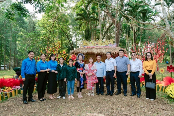 Vợ chồng trẻ miền núi thoát nghèo nhờ nghề công nhân cao su tại Đồng Nai Vợ chồng trẻ miền núi thoát nghèo nhờ nghề công nhân cao su tại Đồng Nai