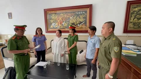 Vợ diễn viên Quý Bình kinh doanh gì trước khi bị bắt? Vợ diễn viên Quý Bình kinh doanh gì trước khi bị bắt?