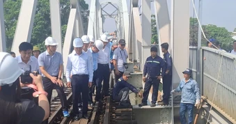 Vụ sà lan đâm cầu Ghềnh: Gia cố tạm thời, thông đường sắt Bắc - Nam sáng 12/3