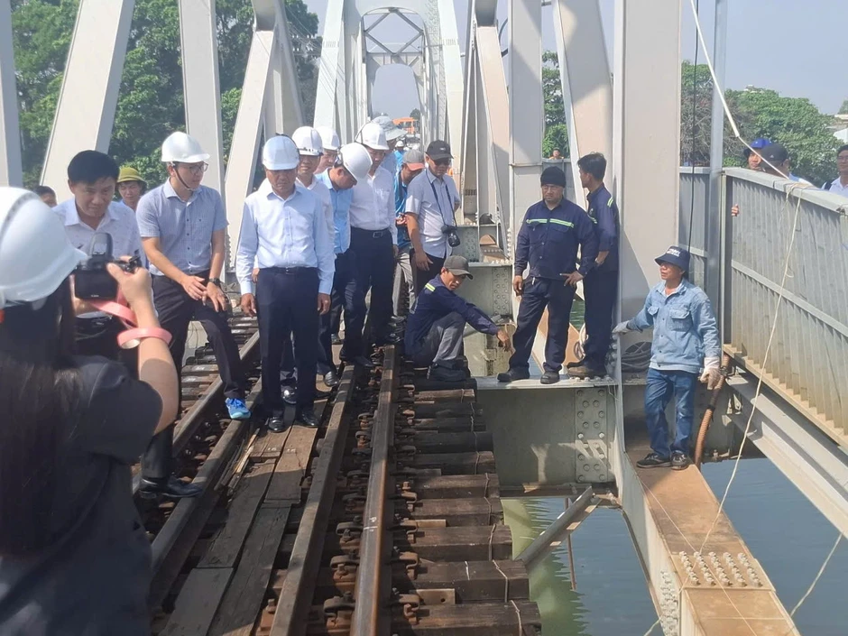 Vụ sà lan đâm cầu Ghềnh: Gia cố tạm thời, thông đường sắt Bắc - Nam sáng 12/3 Vụ sà lan đâm cầu Ghềnh: Gia cố tạm thời, thông đường sắt Bắc - Nam sáng 12/3