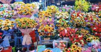 'Vùng xám' phía sau những bó hoa rực rỡ