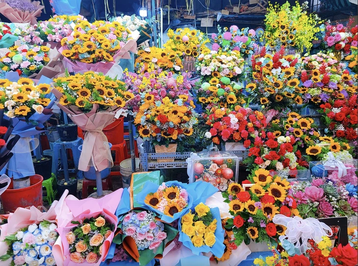 'Vùng xám' phía sau những bó hoa rực rỡ 'Vùng xám' phía sau những bó hoa rực rỡ