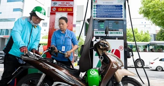 Xăng E5 bỗng dưng... đắt hàng, nhiều chủ xe đời cũ 'săn lùng'