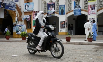 Xe máy điện đắt hàng ở Pakistan vì giá xăng tăng - Báo TinVina