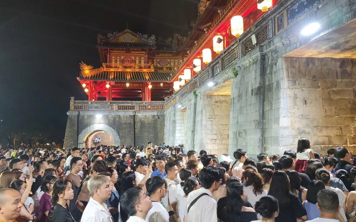 Xứ sở mộng mơ Huế cũng tưng bừng du khách, thêm điểm nhấn mới là cầu Thuận An Xứ sở mộng mơ Huế cũng tưng bừng du khách, thêm điểm nhấn mới là cầu Thuận An