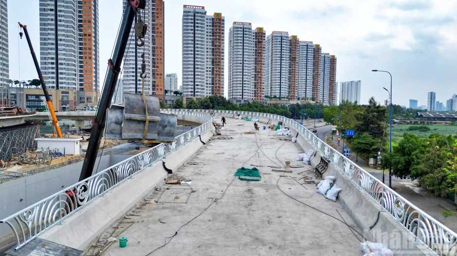 [Ảnh] Nút giao An Phú sắp hoàn tất hạng mục then chốt trước 30/4