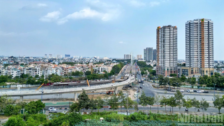 [Ảnh] Nút giao An Phú sắp hoàn tất hạng mục then chốt trước 30/4