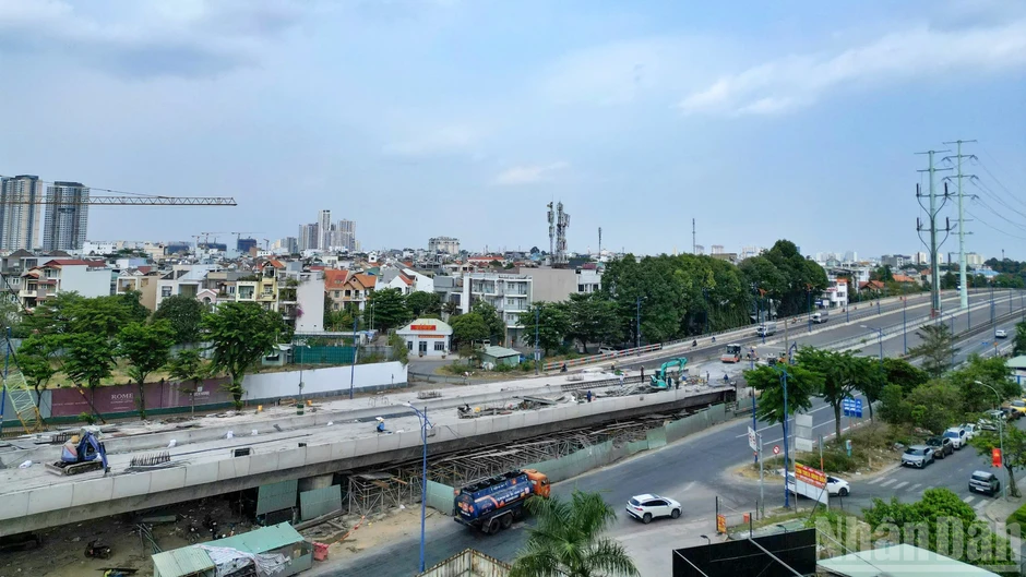 [Ảnh] Nút giao An Phú sắp hoàn tất hạng mục then chốt trước 30/4