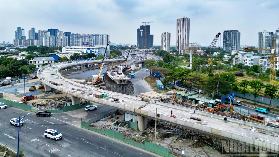 [Ảnh] Nút giao An Phú sắp hoàn tất hạng mục then chốt trước 30/4