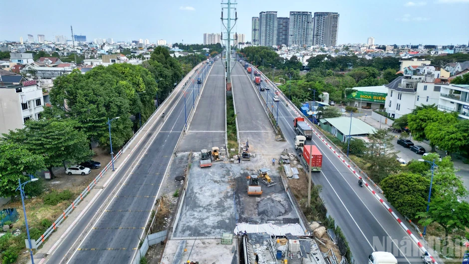 [Ảnh] Nút giao An Phú sắp hoàn tất hạng mục then chốt trước 30/4