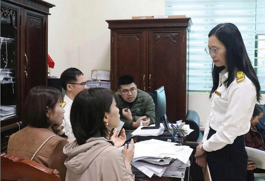 “Đến tận nơi, gặp từng hộ” hỗ trợ hộ kinh doanh tuân thủ pháp luật thuế “Đến tận nơi, gặp từng hộ” hỗ trợ hộ kinh doanh tuân thủ pháp luật thuế