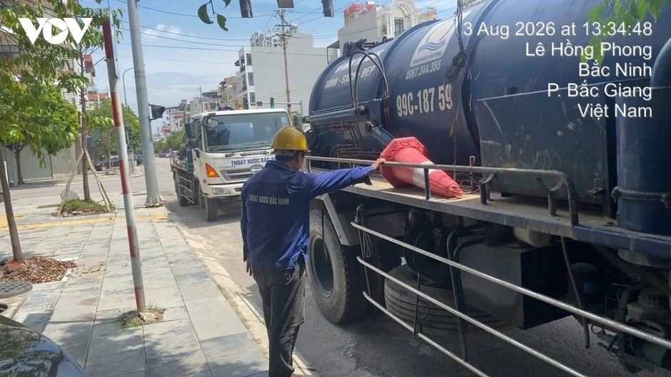 "Sát thủ ngầm" làm tắc nghẽn cống ngầm Bắc Ninh, công nhân chật vật nạo vét