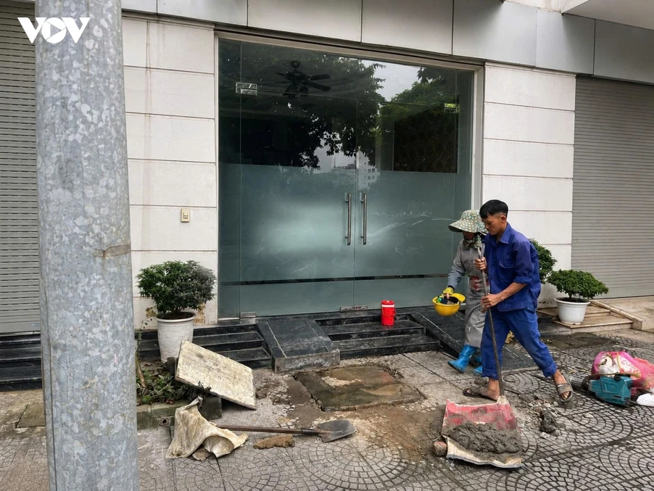 "Sát thủ ngầm" làm tắc nghẽn cống ngầm Bắc Ninh, công nhân chật vật nạo vét