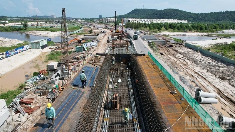 “Vượt ải” thiên tai, phấn đấu đưa đoàn tàu LRT Phú Quốc “cán đích” giữa năm tới