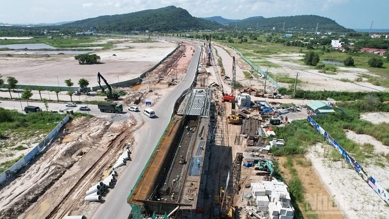 “Vượt ải” thiên tai, phấn đấu đưa đoàn tàu LRT Phú Quốc “cán đích” giữa năm tới