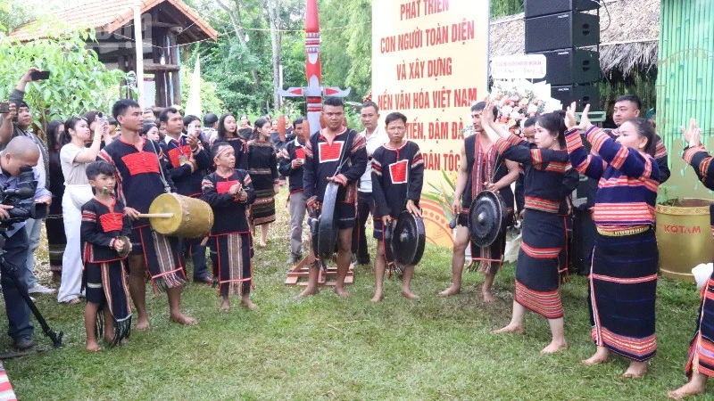 1.000 đại biểu, nhà đầu tư tham dự hội nghị công bố điều chỉnh quy hoạch và xúc tiến đầu tư tỉnh Đắk Lắk 1.000 đại biểu, nhà đầu tư tham dự hội nghị công bố điều chỉnh quy hoạch và xúc tiến đầu tư tỉnh Đắk Lắk