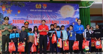 300 phần quà đến với học sinh vùng cao Đà Nẵng dịp Trung thu