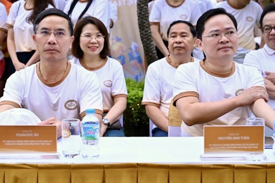 51.000 người tham gia giải chạy kỷ niệm 75 năm ngành ngân hàng - Báo TinVina 51.000 người tham gia giải chạy kỷ niệm 75 năm ngành ngân hàng - Báo TinVina