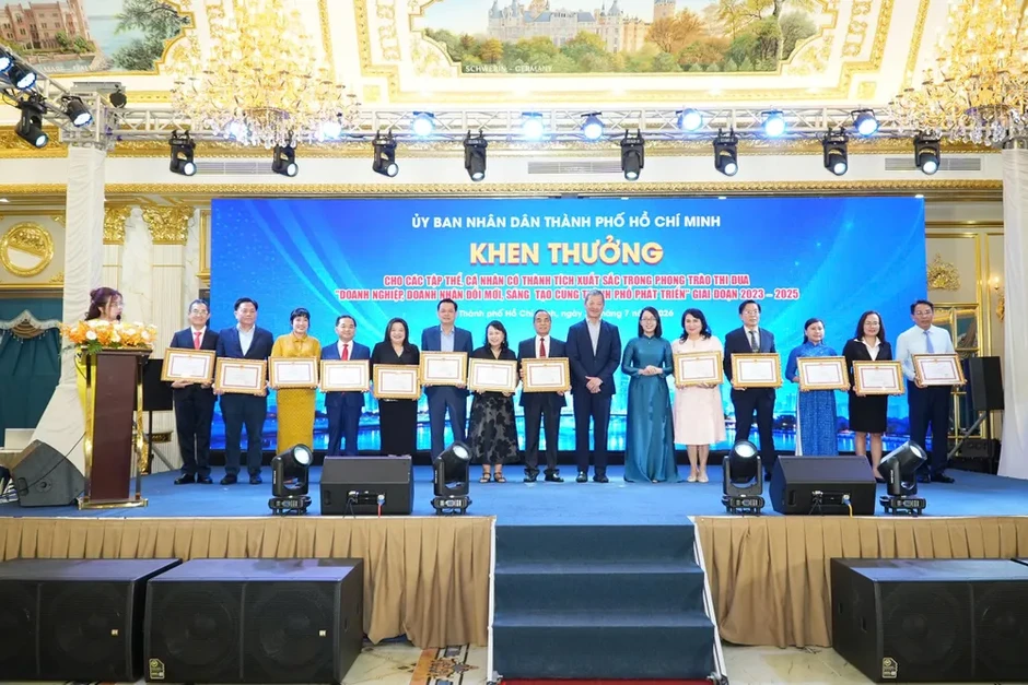 72 doanh nghiệp, doanh nhân được UBND TPHCM tặng Bằng khen 72 doanh nghiệp, doanh nhân được UBND TPHCM tặng Bằng khen