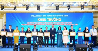 72 doanh nghiệp, doanh nhân được UBND TPHCM tặng Bằng khen