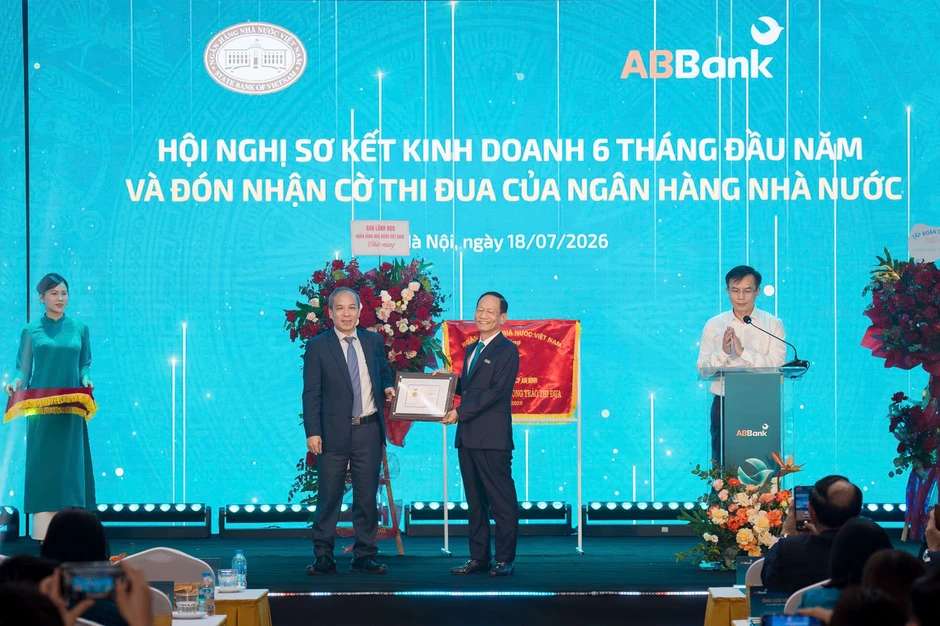 ABBank nhận Cờ thi đua của NHNN, ghi nhận nỗ lực đổi mới và phát triển bền vững ABBank nhận Cờ thi đua của NHNN, ghi nhận nỗ lực đổi mới và phát triển bền vững
