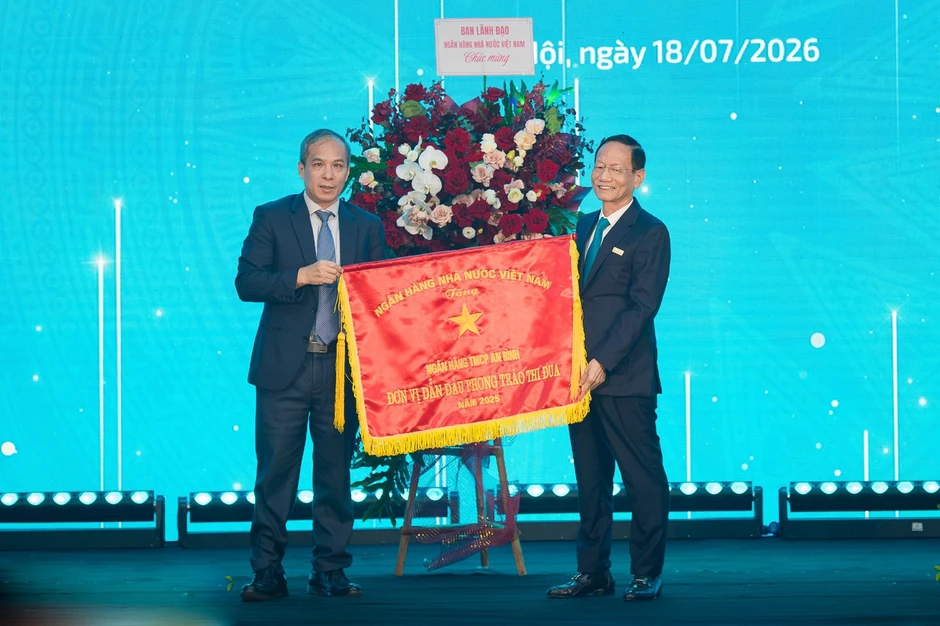 ABBank nhận Cờ thi đua của NHNN, ghi nhận nỗ lực đổi mới và phát triển bền vững ABBank nhận Cờ thi đua của NHNN, ghi nhận nỗ lực đổi mới và phát triển bền vững