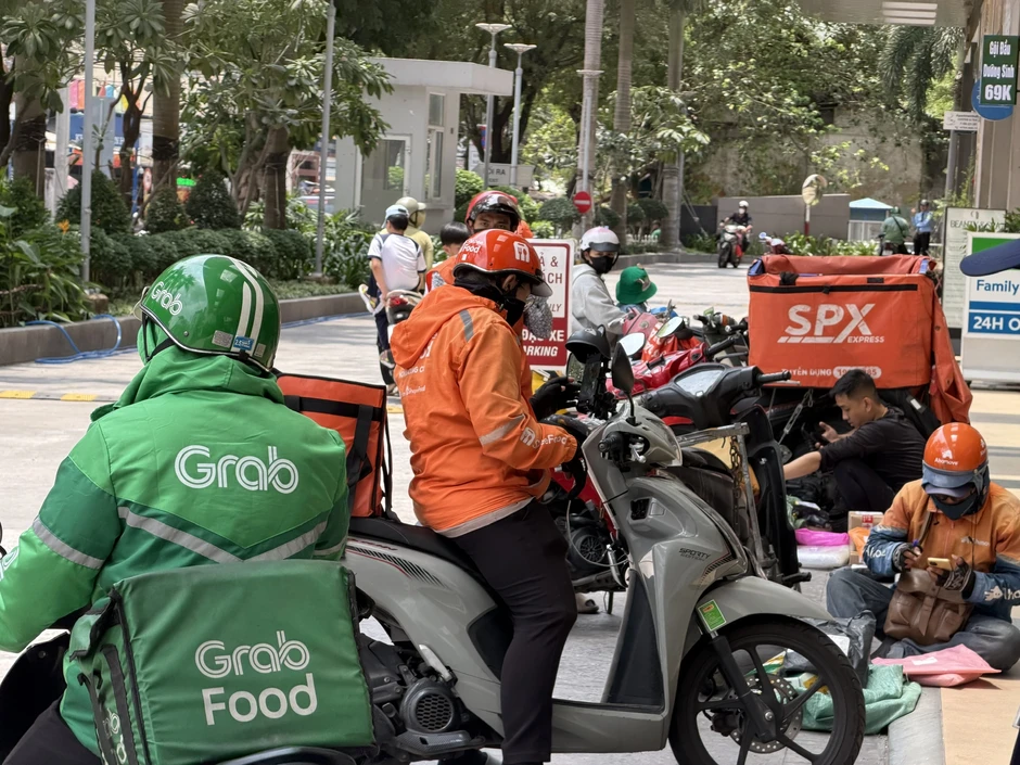 Ai đang trả phí sàn? Ai đang trả phí sàn?