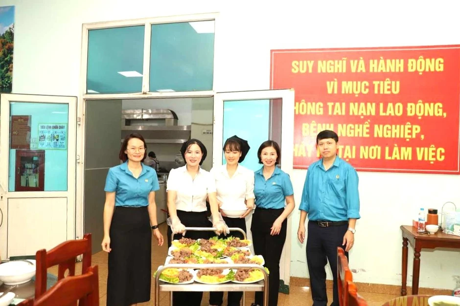 Ấm áp “Bữa cơm Công đoàn” tại các đơn vị TKV Ấm áp “Bữa cơm Công đoàn” tại các đơn vị TKV
