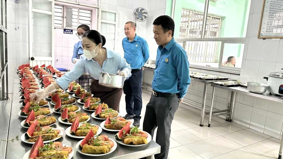 Ấm áp “Bữa cơm Công đoàn” tại các đơn vị TKV Ấm áp “Bữa cơm Công đoàn” tại các đơn vị TKV