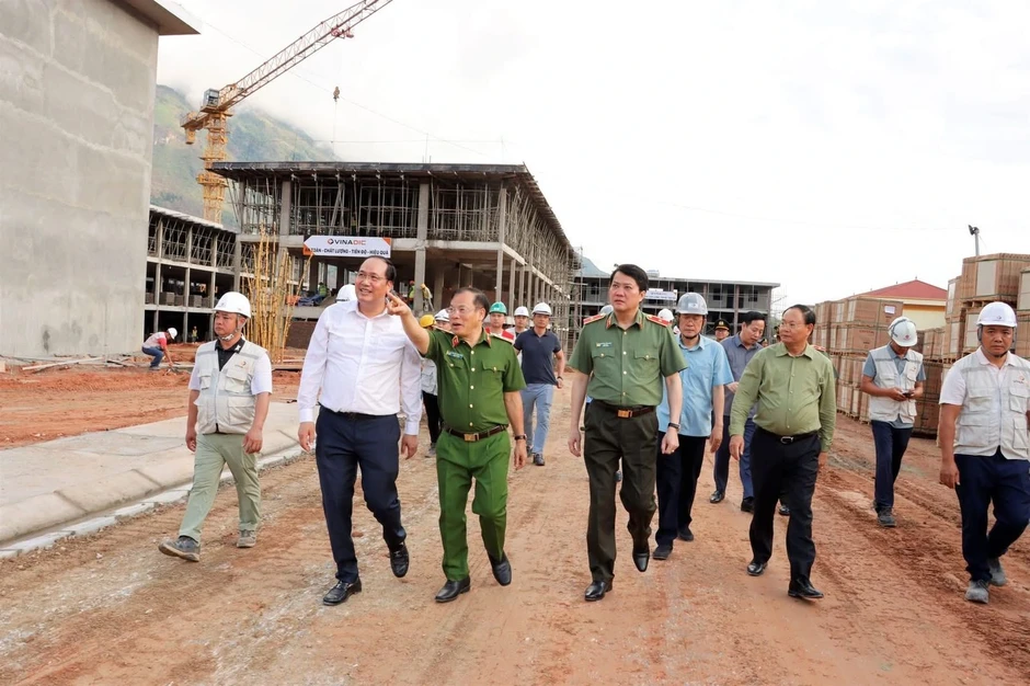 AMACCAO cùng lực lượng Công an vượt núi rừng hiểm trở, dựng 10 trường nơi biên giới AMACCAO cùng lực lượng Công an vượt núi rừng hiểm trở, dựng 10 trường nơi biên giới