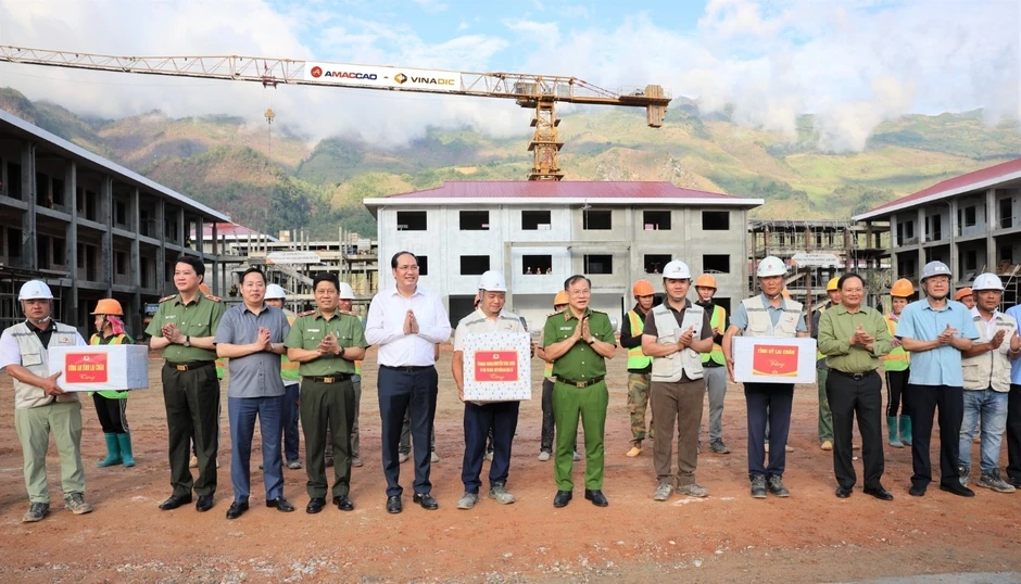 AMACCAO cùng lực lượng Công an vượt núi rừng hiểm trở, dựng 10 trường nơi biên giới AMACCAO cùng lực lượng Công an vượt núi rừng hiểm trở, dựng 10 trường nơi biên giới