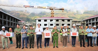 AMACCAO cùng lực lượng Công an vượt núi rừng hiểm trở, dựng 10 trường nơi biên giới