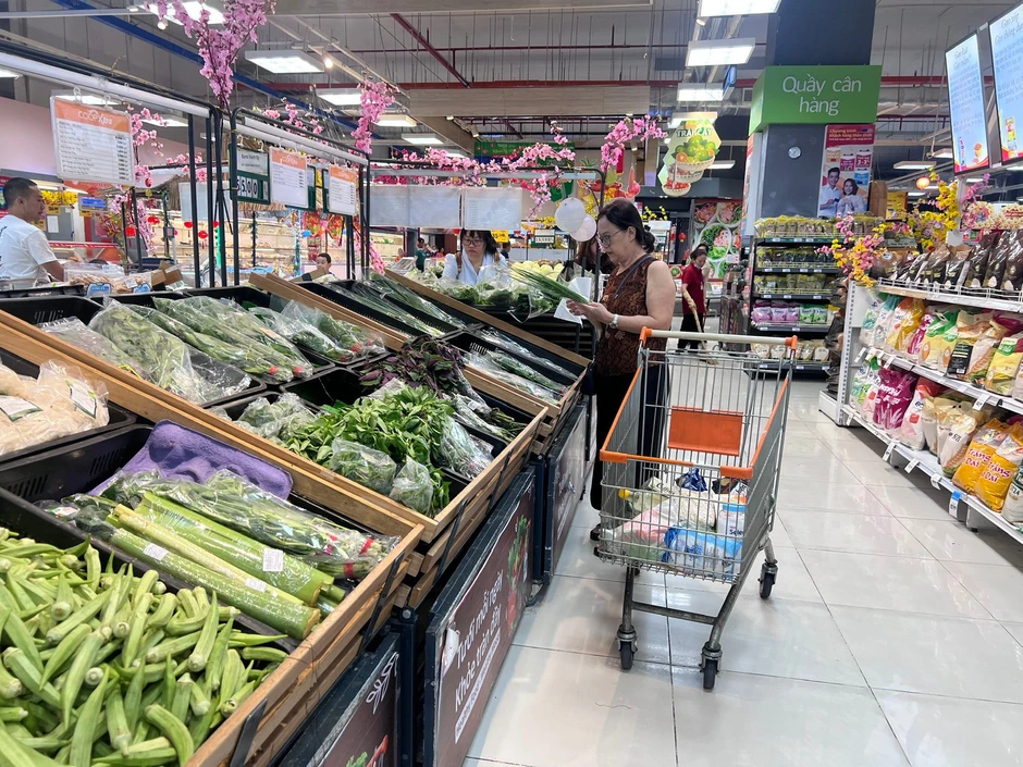 Áp lực chi phí dồn dập, bán lẻ 'gồng mình' giữ giá Áp lực chi phí dồn dập, bán lẻ 'gồng mình' giữ giá