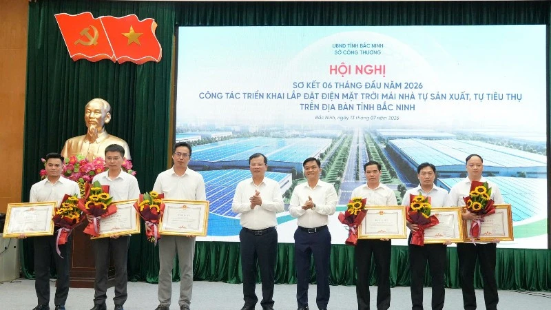 Bắc Ninh: Thúc đẩy điện mặt trời mái nhà, chuyển dịch năng lượng xanh, bền vững Bắc Ninh: Thúc đẩy điện mặt trời mái nhà, chuyển dịch năng lượng xanh, bền vững
