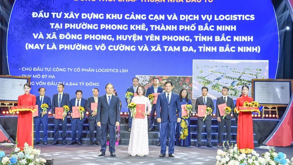 Bắc Ninh trao các quyết định đầu tư cho 48 dự án, tổng vốn gần 7 tỷ USD Bắc Ninh trao các quyết định đầu tư cho 48 dự án, tổng vốn gần 7 tỷ USD