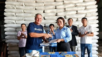 Bàn giao 1.200 tấn gạo do Việt Nam sản xuất cho Cuba