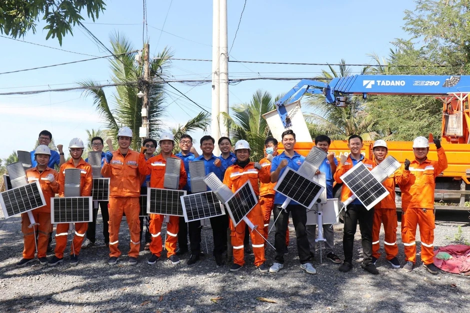 Bạn trẻ ngành điện TPHCM chung tay thắp sáng đường nông thôn tại Bình Hưng