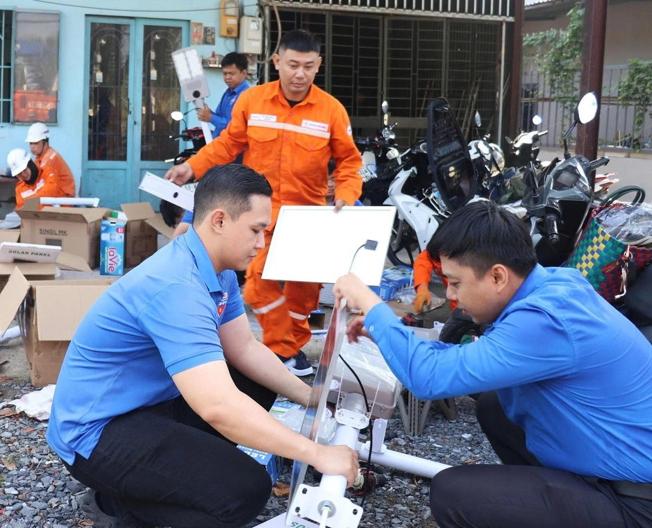 Bạn trẻ ngành điện TPHCM chung tay thắp sáng đường nông thôn tại Bình Hưng