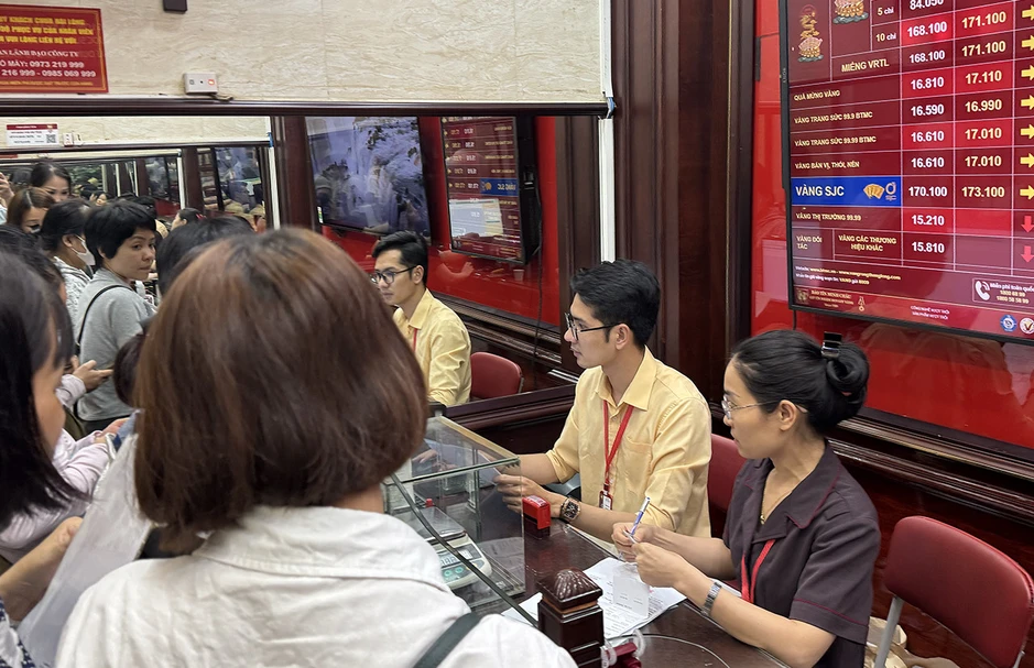 Bảo Tín Minh Châu sau tin khởi tố: Cảnh tượng sáng 7/4 khiến nhiều người chú ý Bảo Tín Minh Châu sau tin khởi tố: Cảnh tượng sáng 7/4 khiến nhiều người chú ý
