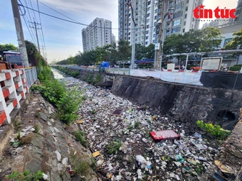 Bảo vệ kênh rạch trong mùa mưa từ kiểm soát rác thải
