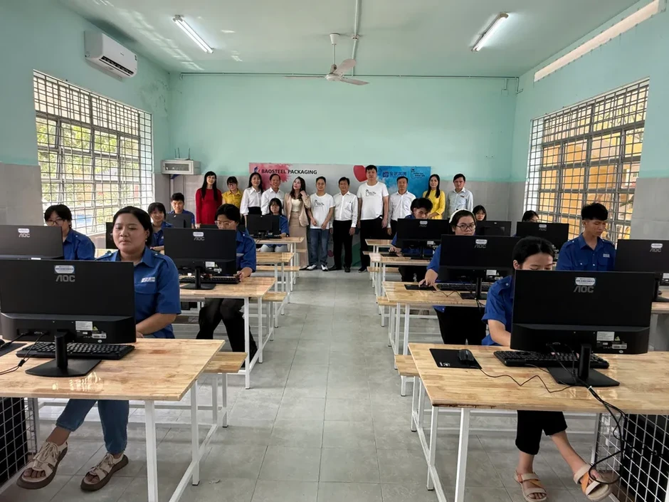 Baosteel Can Making Việt Nam: Tài trợ phòng máy cho Trường CĐN Việt Nam - Singapore Baosteel Can Making Việt Nam: Tài trợ phòng máy cho Trường CĐN Việt Nam - Singapore