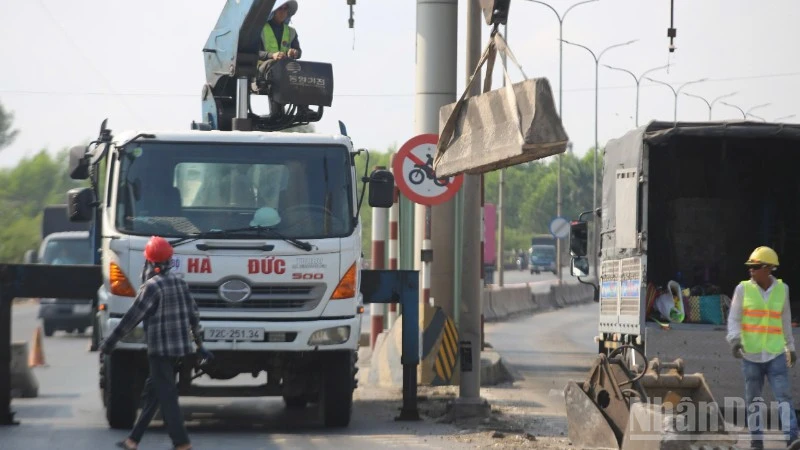Bắt đầu tháo dỡ 2 trạm thu phí bỏ hoang trên Quốc lộ 51 Bắt đầu tháo dỡ 2 trạm thu phí bỏ hoang trên Quốc lộ 51