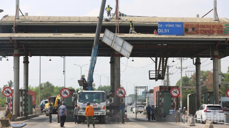 Bắt đầu tháo dỡ 2 trạm thu phí bỏ hoang trên Quốc lộ 51 Bắt đầu tháo dỡ 2 trạm thu phí bỏ hoang trên Quốc lộ 51