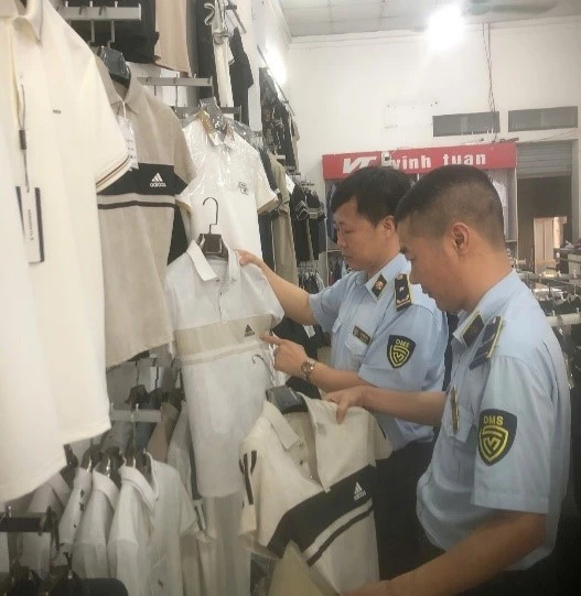 Bày bán hàng giả Adidas, một hộ kinh doanh bị phạt 6 triệu đồng Bày bán hàng giả Adidas, một hộ kinh doanh bị phạt 6 triệu đồng