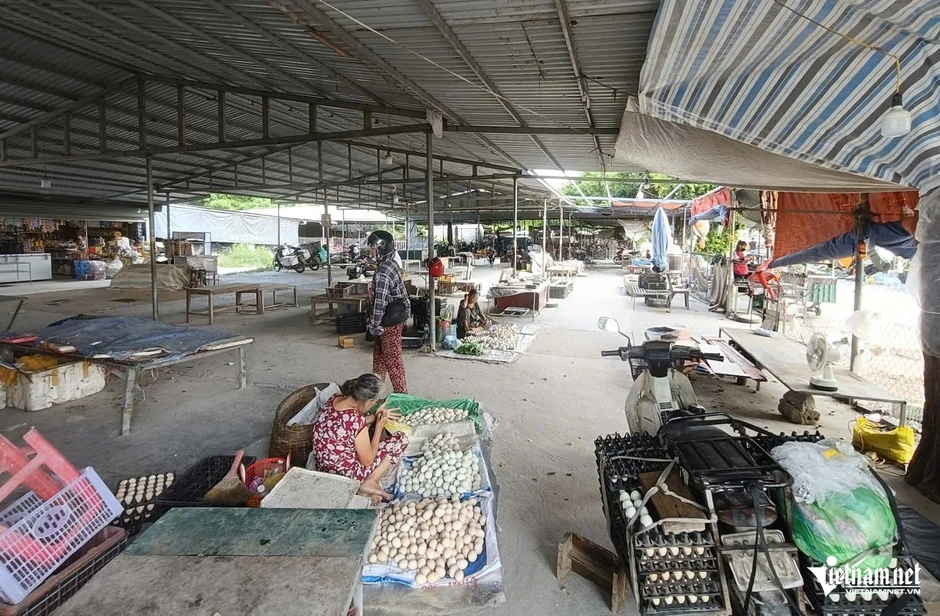 Bị từ chối đầu tư, chợ hàng nghìn mét vuông vẫn sừng sững mọc lên ở Thanh Hóa Bị từ chối đầu tư, chợ hàng nghìn mét vuông vẫn sừng sững mọc lên ở Thanh Hóa