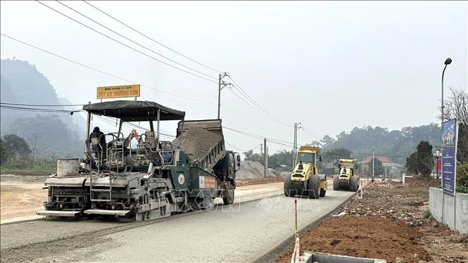 Biến động giá xăng dầu gây áp lực lên các dự án đầu tư xây dựng và bảo trì đường bộ Biến động giá xăng dầu gây áp lực lên các dự án đầu tư xây dựng và bảo trì đường bộ